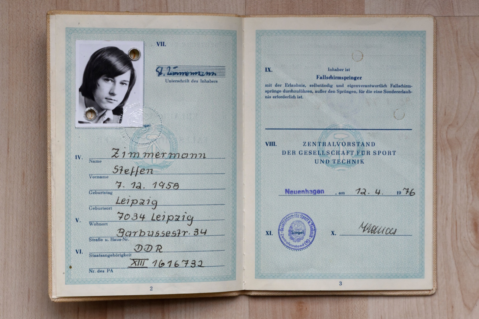 Laskuvarjohyppääjän lupakirja DDR-ajalta, Leipzig 2015